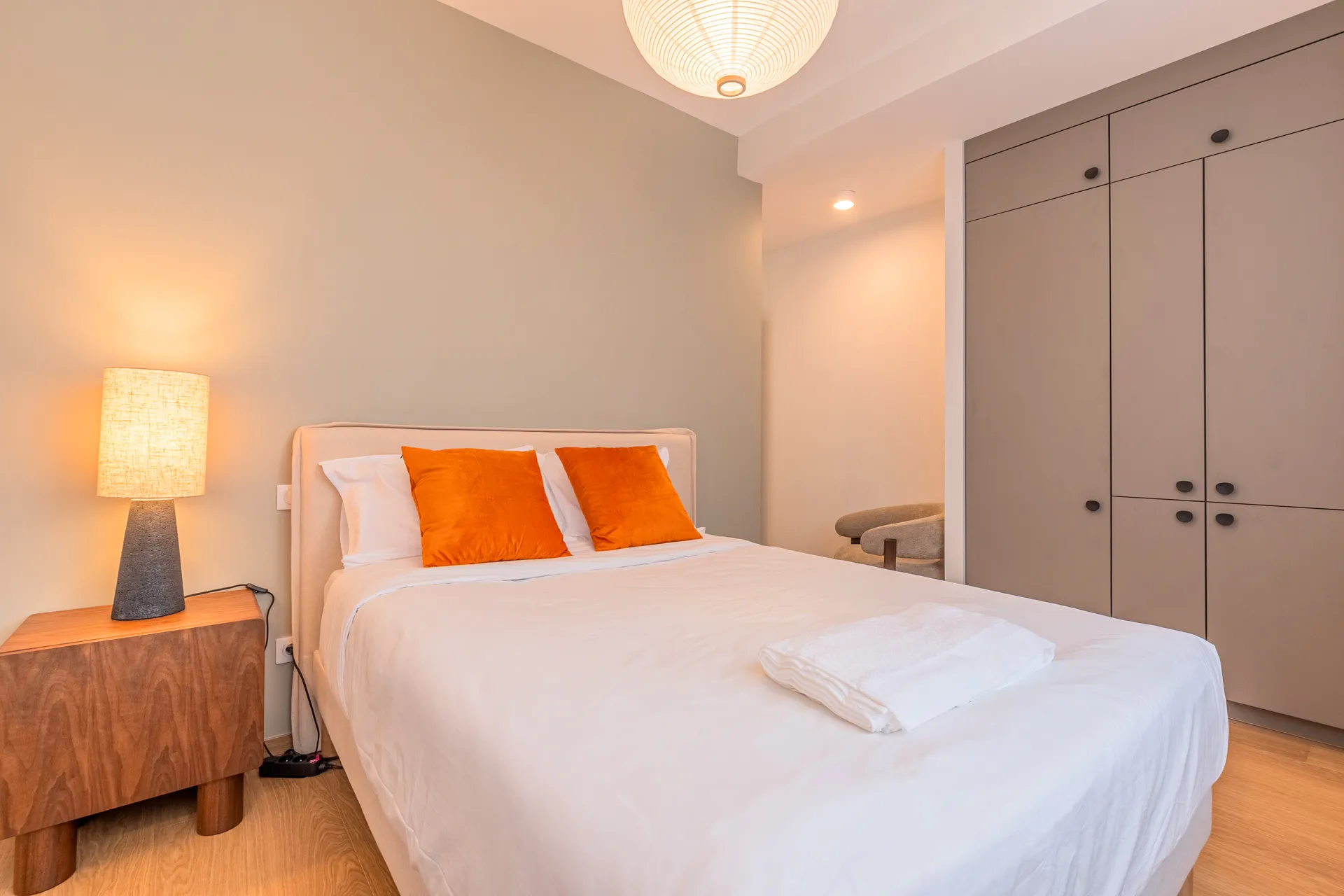 Photo d'une chambre standard — lit double, chevet et placards